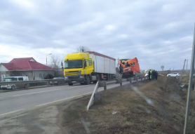 FOTO // Accident cu implicarea a două TIR-uri la Cimișlia. Cauza ar fi fost sistemul de frânare defect